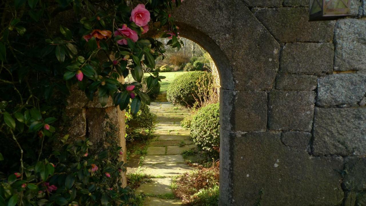 Ploubezre Manoir De Kerguereon Bed & Breakfast エクステリア 写真